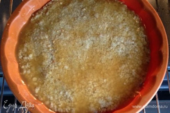 По истечении указанного времени поливаем наш пирог соком (у меня яблочно-персиковый), распределяя его по всей поверхности и возвращаем в духовку минут на 15-20.