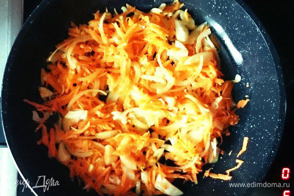 В сковородке на оливковом масле, пассеруем лук и морковь 7-10 минут.