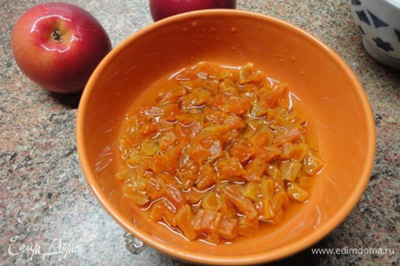 Курагу нарезать кубиками и замочить в яблочном соке. Подготовить капусту ( имеется ввиду отжать и промыть, если надо).