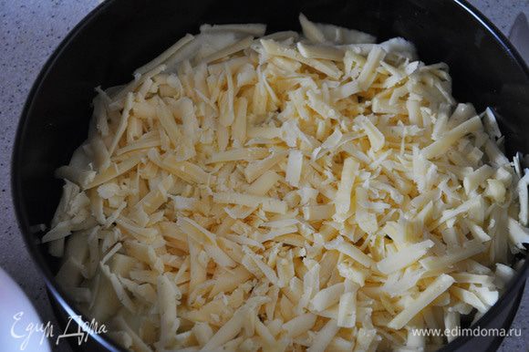 Сверху посыпать тертым сыром.