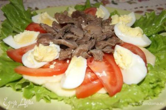 Яйца отварить, порезать дольками, выложить в салат.