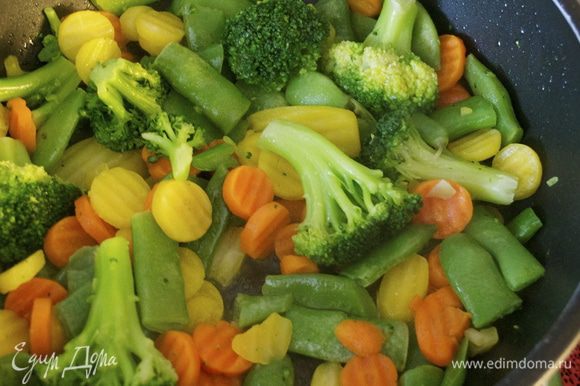 Тем временем, овощи слегка обжарить в небольшом количестве масла (8-10 минут).