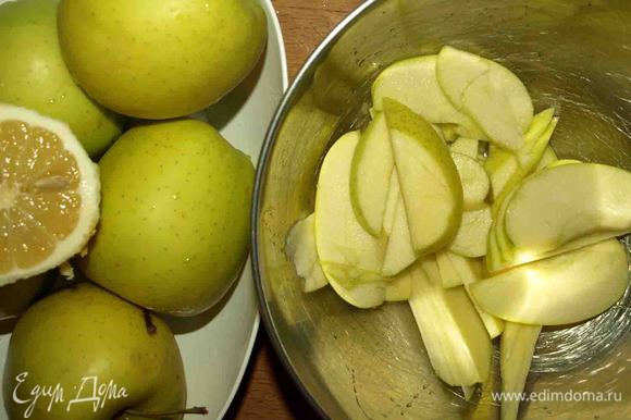 Яблоки режем на тонкие дольки. Сбрызгиваем лимонным соком. Немного откладываем для украшения.