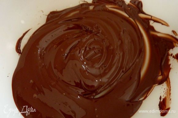 Шоколад поломать на кусочки и растопить в микроволновой печи по 20 - 30 секунд за прием , перемешивать после каждого разогрева до полного расплавленная (осторожно не сжечь).