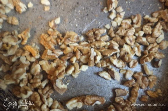 Грецкие орехи слегка подсушить на сухой сковороде. Затем измельчить в бледере.