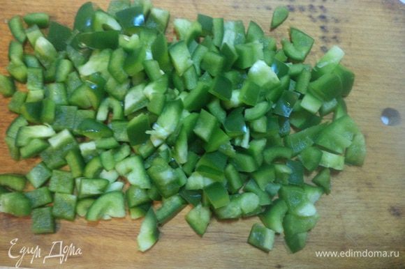 Зеленый сладкий перец очистить от семян, нарезать кубиками. Зеленый лук мелко порубить.