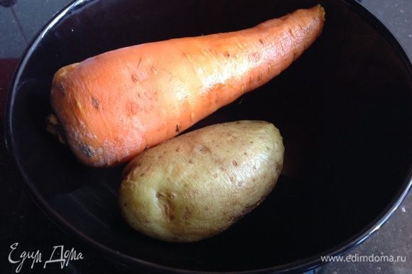 Картофель и морковь тоже нужно сварить, я делала это в микроволновке: 6 минут полная мощность. Затем овощи почистите.