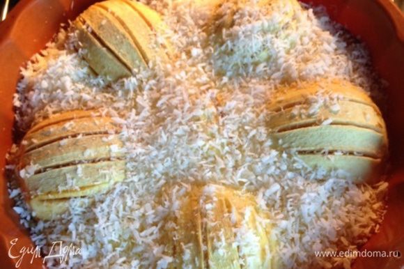 Достать пирог, посыпать оставшейся кокосовой стружкой и отправить в духовку еще на 10 минут.