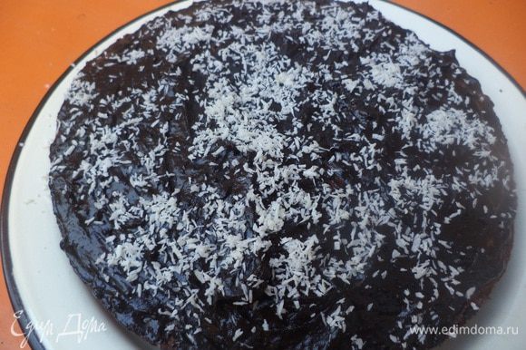 Нанести глазурь на охлаждённый пирог, посыпать сверху кокосовой стружкой.