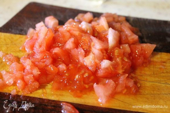 С помидора снять кожицу, нарезать мелким кубиком и добавить к зажарке. Тушить все вместе 5 минут, в конце добавить томатную пасту.
