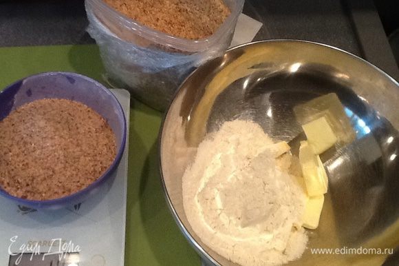 Из муки, масла,миндаля и двух ложек сахарной пудры замешиваем тесто.
