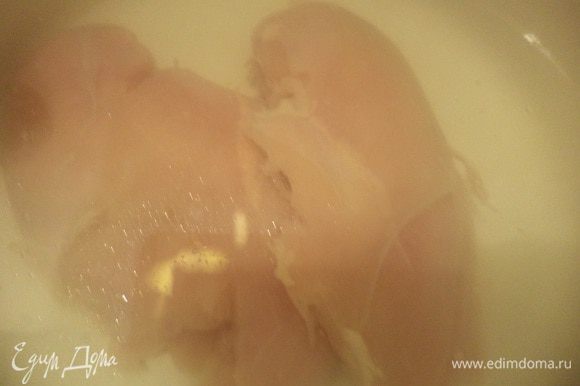 Куриное филе положить в кастрюлю, залить тремя литрами воды, варить до готовности около 30 минут. В конце варки посолить.