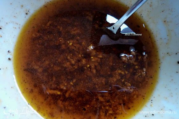 В миске перемешать оливковое масло, паприку, черный перец, выдавленный чеснок и мёд.