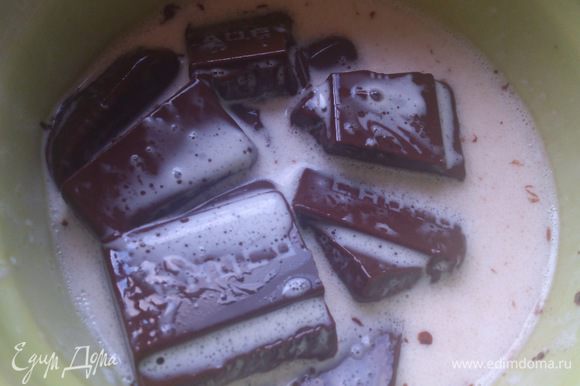 Молоко нагреть почти до кипения и добавить разломанный на кусочки шоколад. Дать постоять 2-3 минуты и хорошо перемешать.