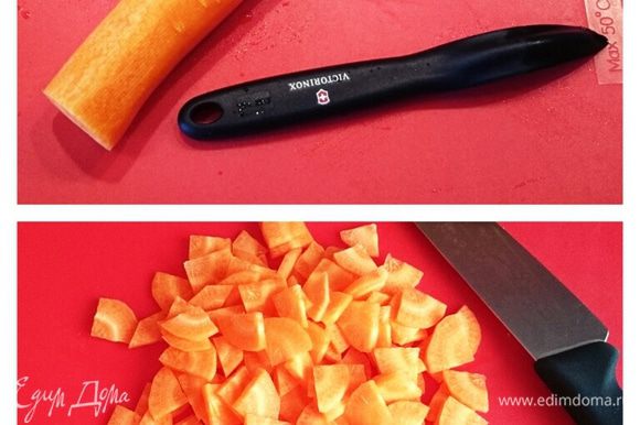 Очищенную морковь нарезать дольками.