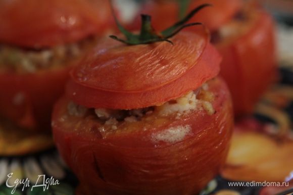 Подавать помидоры на подогретой керамической тарелке, чтобы они не успели остыть.