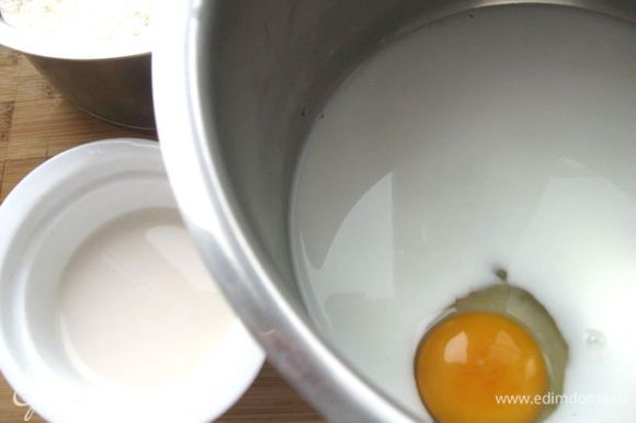 Дрожжи развести частью молока. Яйцо взбить венчиком и соединить с молоком, водой и сливками, постепенно вводя в мучную смесь, замесить тесто.