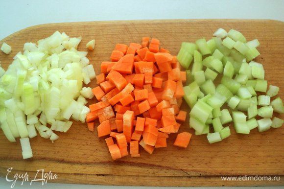 Морковь, лук и сельдерей почистить и помыть. Морковь нарезать кубиками, лук измельчить, а стебли сельдерея мелко нарезать.