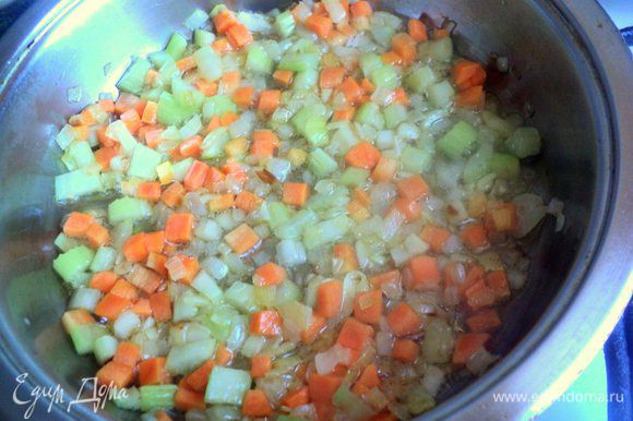 Подготовленные овощи обжарить с добавлением растительного масла, около 5-7 минут.