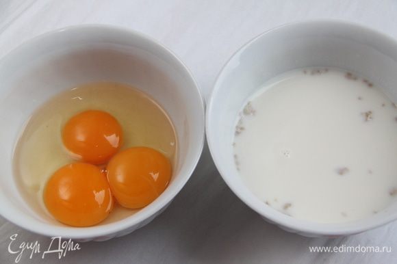 В тёплом молоке растворить свежие дрожжи. Приготовить яйца: отделить желтки от белков.