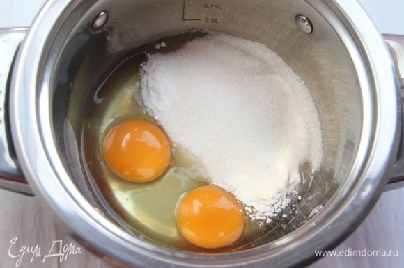 Сварить крем "Шарлотт". Яйца соединить с сахаром и мукой.