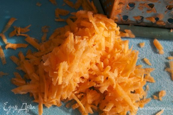 Морковь очистить и натереть на крупной терке.