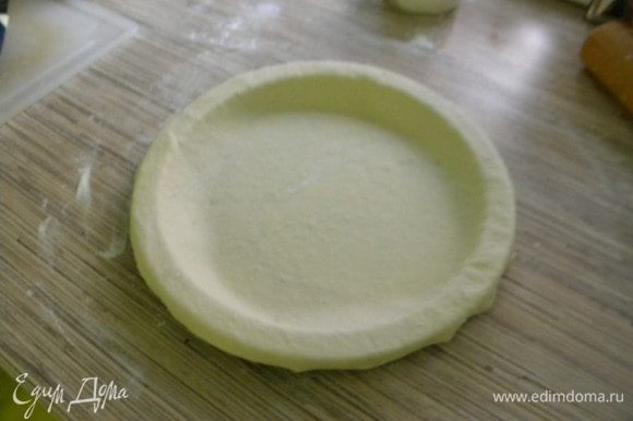 Теплое молоко смешать с сахаром, солью и дрожжами, замесить тесто, сразу раскатать и положить на форму. Потом корейку и лук нарезаем кладем горошек, перемешиваем и кладем в форму.