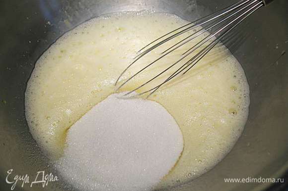К взбитым яйцам добавить сахар и ванильный сахар. Взбить.