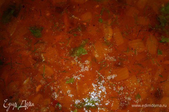 Суп посолить, поперчить по вкусу, добавить молотый кориандр, измельчённый чеснок и зелень. Перемешать и выключить. Дать настояться супу 10 - 15 минут.