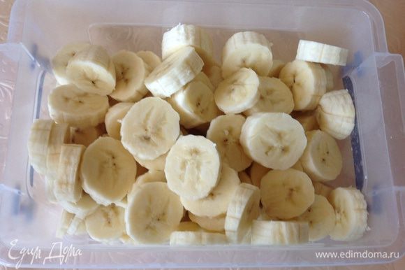 Сначала приготовим мороженное: бананы нарежьте, положите в контейнер и поставьте в холодильник.