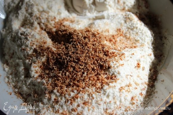 Подготовить панировку: смешать муку, соль, перец и мускатный орех, который обязательно должен быть свежим (его надо натереть на мелкой терке).