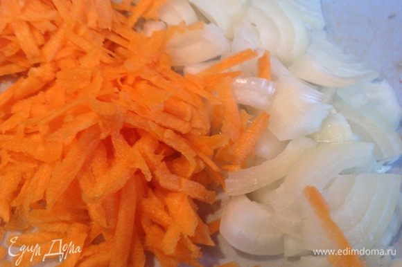 Порезать лук, морковь натереть на крупной терке и жарить вместе с грибами.