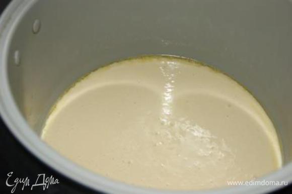 Чашу мультиварки смазать сливочным маслом, включить режим"Мультиповар" (120 гр.) выложить тесто.