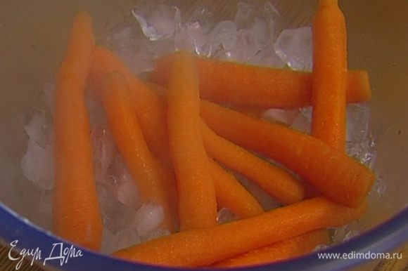 В отдельной кастрюле вскипятить воду, посолить и отправить туда морковь. Варить несколько минут и откинуть на сито, а затем поместить ее в лед. Охлажденную морковь обсушить бумажным полотенцем.