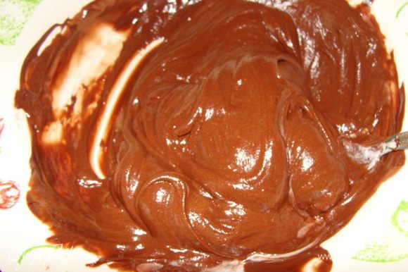 Добавляем в шоколад горячие сливки и перемешиваем. Получается вот такая масса, которая при остывании быстро твердеет.