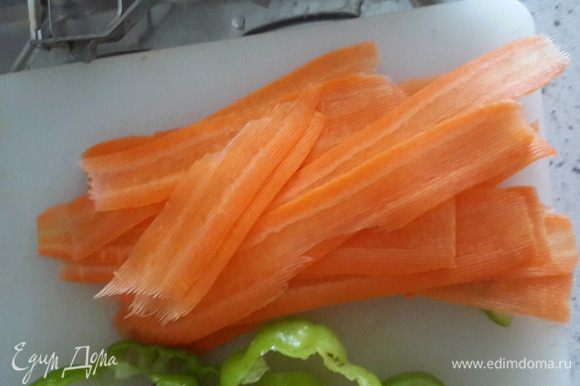 Овощерезкой режу морковь длинными ленточками. По кругу режу перец.