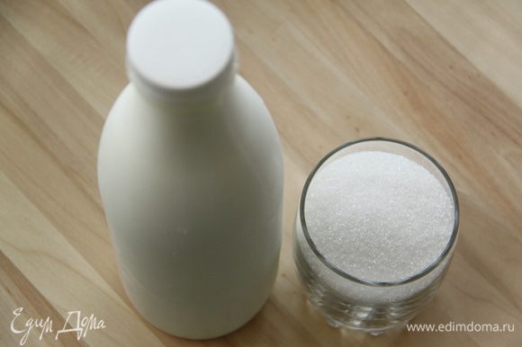 Молоко соединить с другими 200г сахара, довести до кипения.