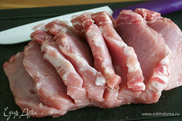 Духовку включить разогреваться на 200 С. Подготовить кусок свинины. Сделать острым ножом достаточно глубокие поперечные надрезы, но не разрезая до конца!