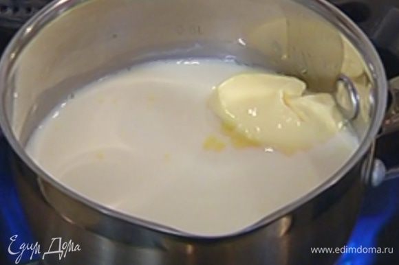 Молоко влить в небольшую кастрюлю, добавить 50 г предварительно размягченного сливочного масла и прогреть, чтобы масло растопилось.