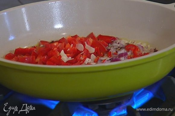 В сковороду с луком выложить сладкий перец, чили и чеснок, все посолить и перемешать.
