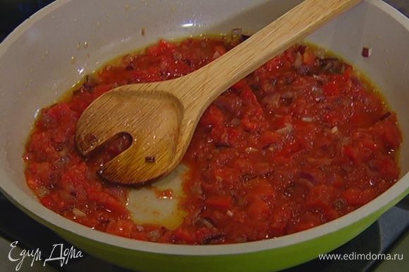 Добавить помидоры в собственном соку и 5–7 минут прогревать овощи на медленном огне.