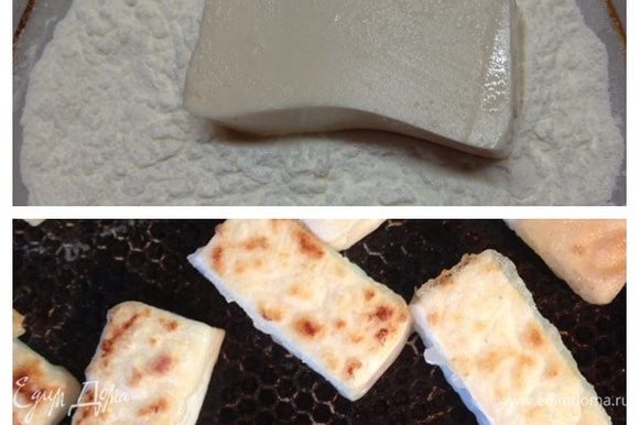 Обвалять брусочки тофу в крахмале и обжарить на смазанной маслом сковороде. Можно не обваливать и жарить без масла, но тогда не получается такой хрустящей корочки.