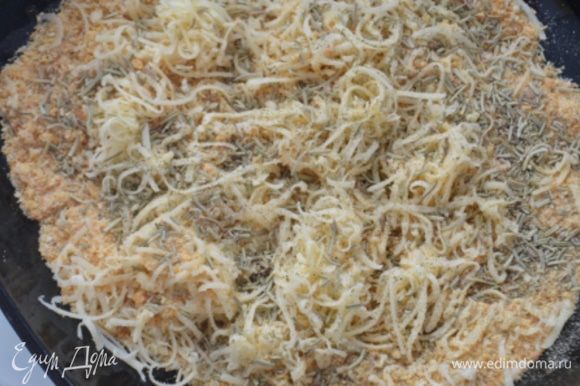 В большой плоской миске смешать сухари, тертый на мелкой терке сыр и травы.