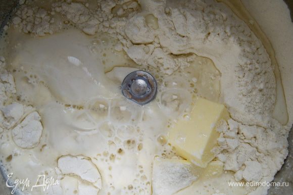 Просеять в миску муку, разрыхлитель и соль. Растереть со сливочным маслом, влить молоко и вымесить мягкое тесто. Я все это сделала в чаше миксера! )))