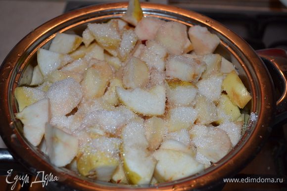 Готовим яблочную начинку. Яблоки очищаем от кожуры и семечек, режем на небольшие кубики. Добавляем сахар и провариваем до размягчения яблок. В горячие яблоки добавляем манную крупу и хорошо размешиваем. Оставляем начинку охлаждаться.