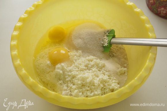 Протираем творог, добавляем опару, яйца, сахар, растопленное масло, ваниль и соль. Взбиваем венчиком до однородности.