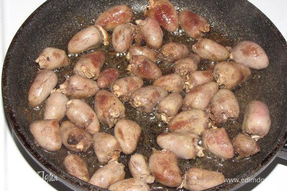 В сковороде разогреть 1 ст. л. оливкового масла и обжарить куриные сердечки до готовности. Посолить и перемешать.