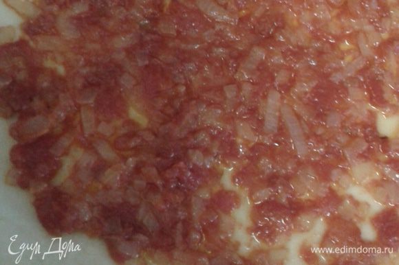 Выложить томатный соус, оставить бортики около 5 см.