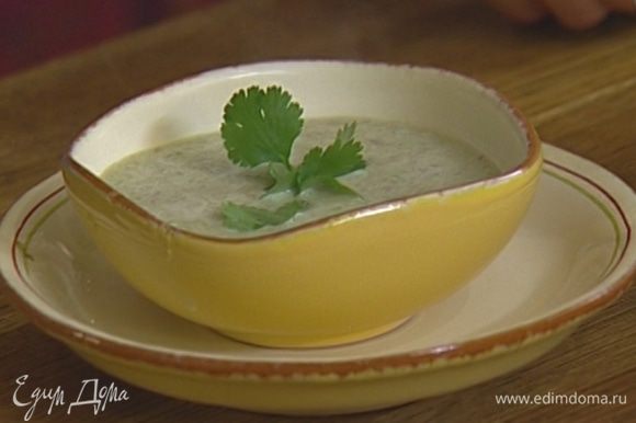 Готовый суп разлить по тарелкам и украсить листьями кинзы.