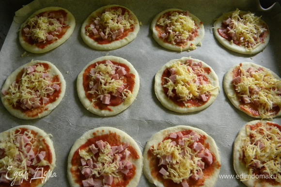 Мини-пиццы из творожного теста с солеными груздями